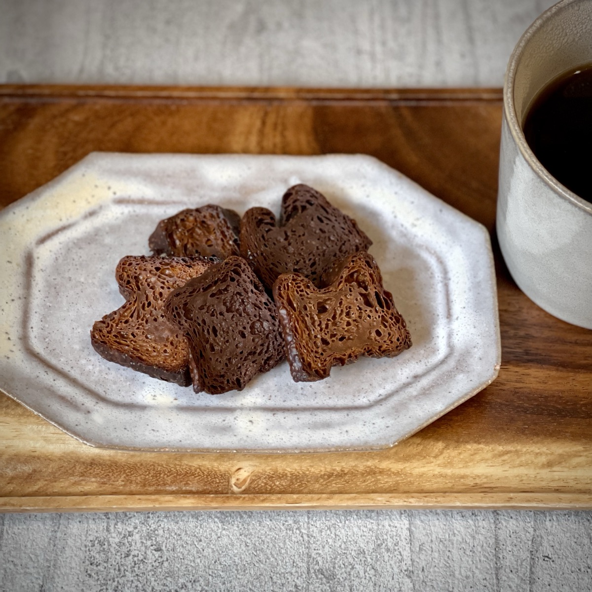 お皿に盛ったカヌレラスクとコーヒー